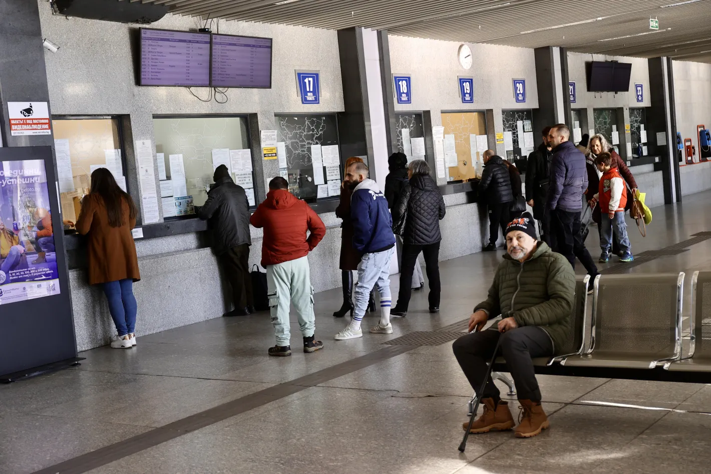 Абсурд на Централна жп гара в София: Пътници масово получават отказ на гише за билет