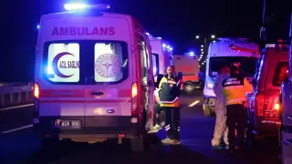 Пътнически автобус избухна в пламъци след удар в мантинела: Трагедия с жертви и ранени в Турция