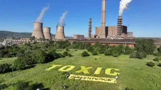 Активисти на „Грийнпийс“ – България разпънаха огромен надпис TOXIC пред ТЕЦ „Бобов дол“
