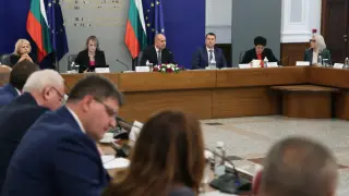 Радев събра областните управители и им даде важни задачи