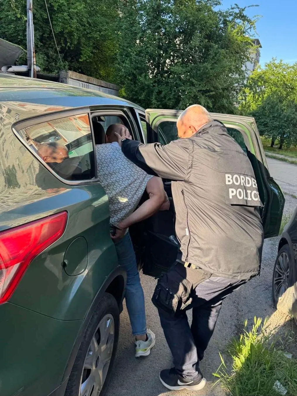 Полицията с удар: Разбиха мрежа за трафик на мигранти, свързана с ада в Лозенец