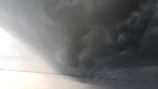 Небето се отвори над България: Бурята ни удари от Запад