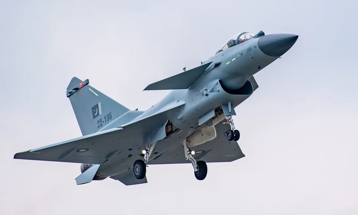 Китайският J-10C доминира над Eurofighter по време на учение в Катар