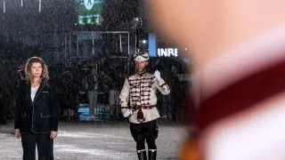 Йотова показа подгизналите български войници насред мощна буря във Враца