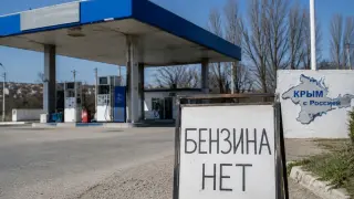 „Бензин няма. Изобщо. Ни-как-ъв“: ситуацията в Крим се влошава, забелязани са хора на коне