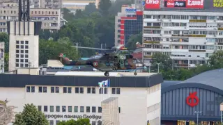 Военни хеликоптери прелетяха на метри от прозорците на пловдивчани Снимки