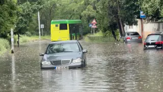 След пороя в Хасково: паднали дървета и скъсани кабели, жена блокирана в кола
