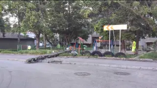Кола с петима младежи отсече бетонен стълб на детска площадка в Русе Кадри