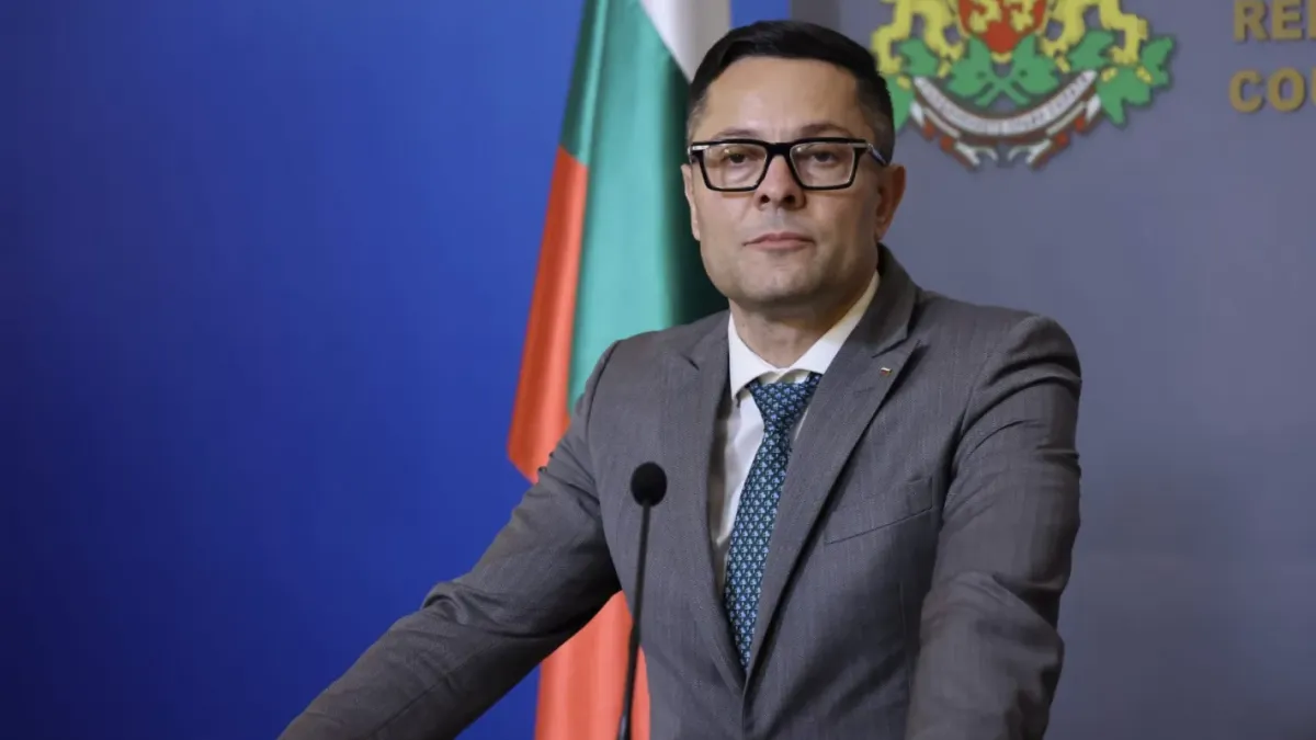 Вицепремиерът и икономически министър Александър Пулев: Евгени Симеонов е новият особен търговски управител на „Лукойл“