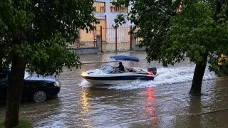 След пороя: Благоевградчанин „отплава“ по улиците с лодка