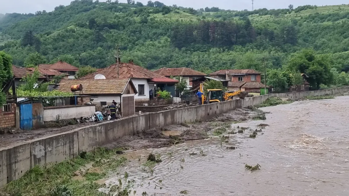 Водната стихия наводни 30 къщи в Тича, водата стига 1 метър