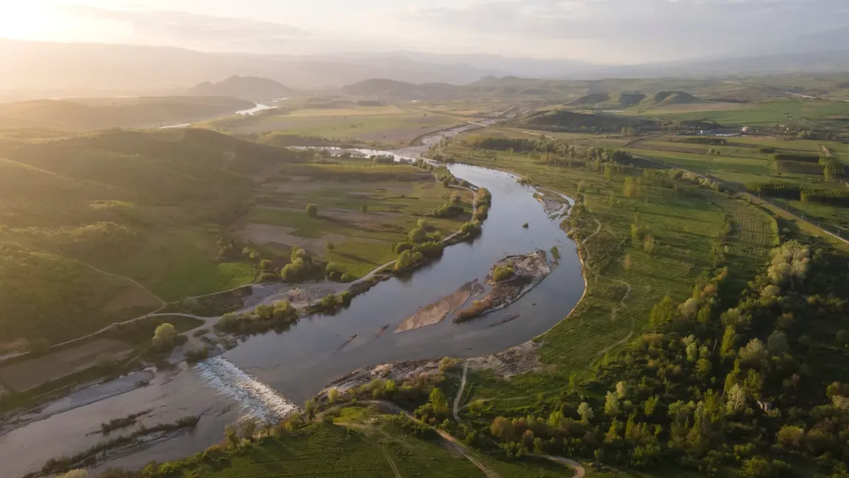 Кражбите не спират: Разкрита е незаконна дига на Струма, изгребваща вода