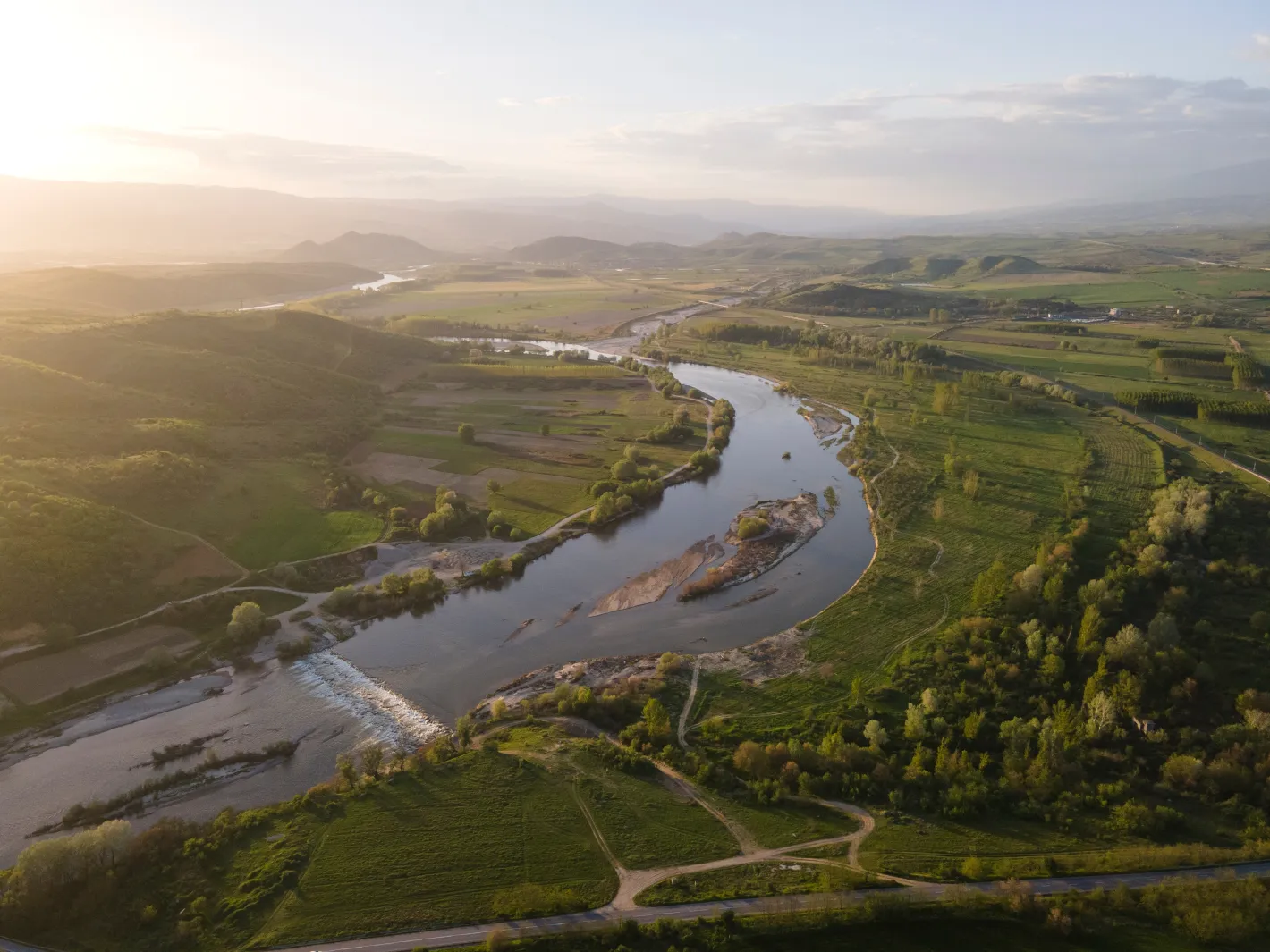 Кражбите не спират: Разкрита е незаконна дига на Струма, изгребваща вода