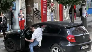 Шофьор на BMW блокира трамвай, скочи да бие ватмана