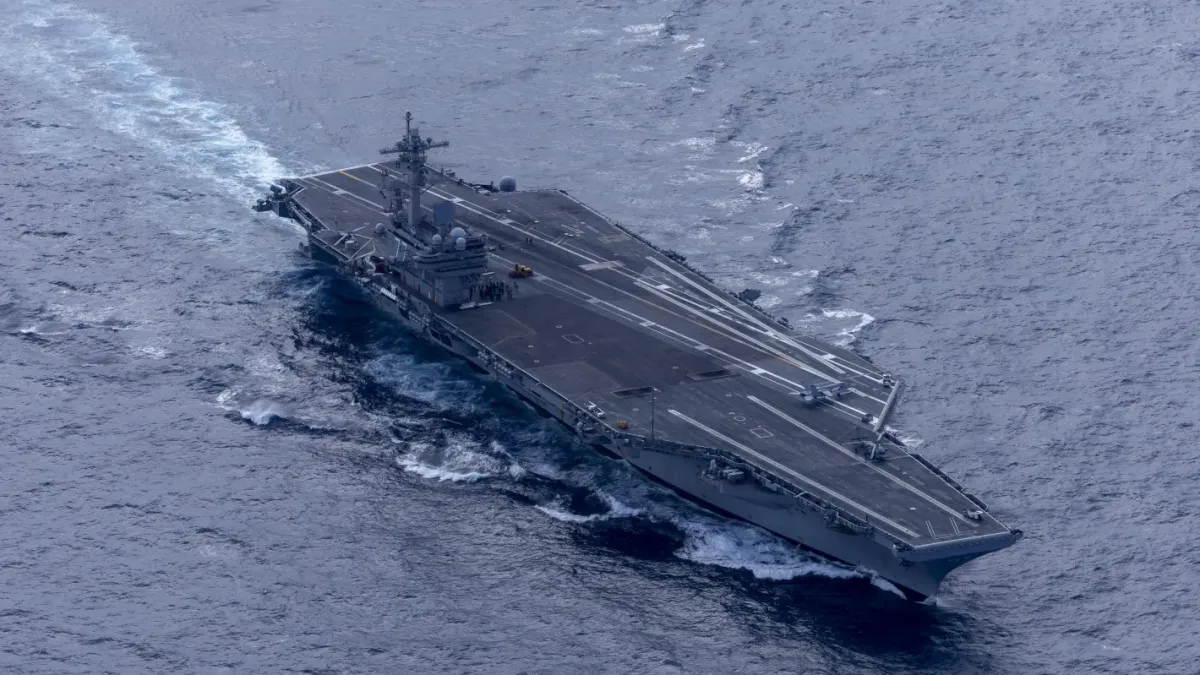 Иран атакува ударна група на САЩ в Оманско море