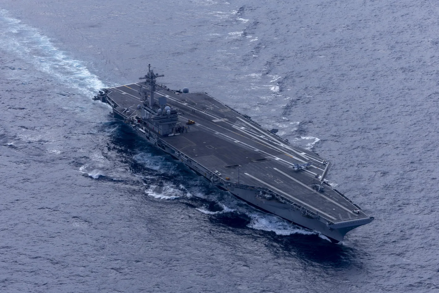 Иран атакува ударна група на САЩ в Оманско море