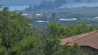 Гъсти облаци черен дим се стелят над Варна