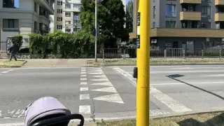 Светофар остави пешеходци да чакат над 10 минути на оживен булевард в София
