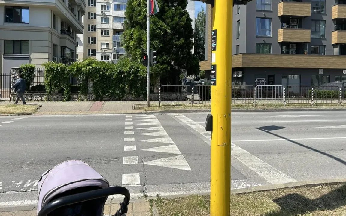 Светофар остави пешеходци да чакат над 10 минути на оживен булевард в София