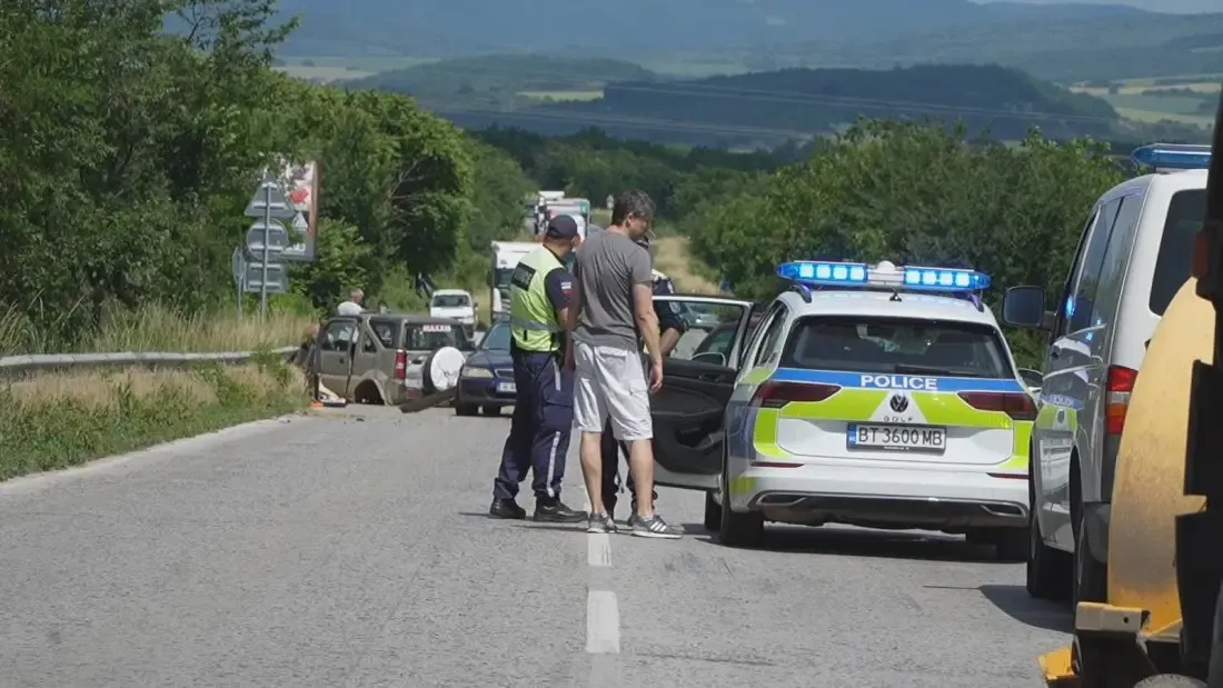Двама в болница след тежка верижна катастрофа край Лясковец