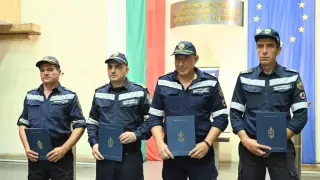 С колективна парична награда от 1230 евро наградиха пожарникарите-герои от „Челопешко шосе“
