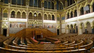 Депутатите в Унгария си намалиха заплатите с 40%