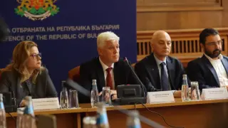 Увеличен бюджет, повече разходи и без оръжие за Украйна - военният министър разкри намеренията си