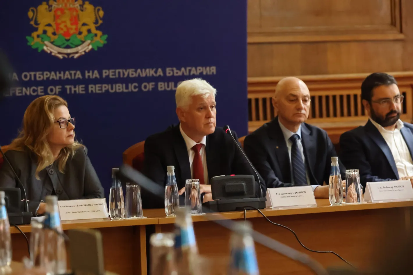 Увеличен бюджет, повече разходи и без оръжие за Украйна - военният министър разкри намеренията си