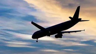 Световната авиация под натиск: Стотици самолети са приземени, а горивото поскъпва