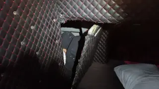 Натикали мигранти на нечувано място в автобуса, но удариха греда с нашите гранични Снимки