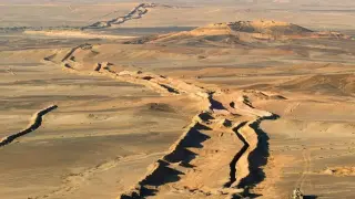 Милиони боеприпаси, заровени под пясъка: как изглежда най-дългото минно поле в света