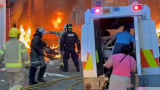 Сгради и автобус са подпалени в Белфаст след нападението с нож от мигрант