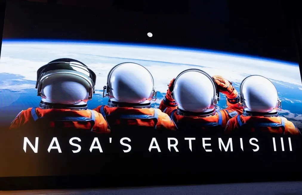НАСА представи екипажа на Artemis III - за първи път в програмата има европейски астронавт Снимки