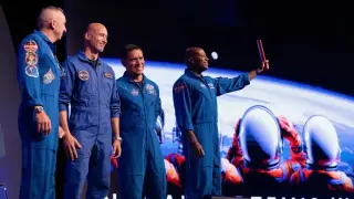 НАСА представи екипажа на Artemis III - за първи път в програмата има европейски астронавт Снимки