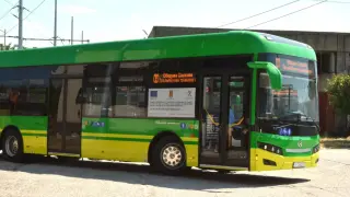 Пешеходец с дете на ръце рита автобус в Хасково