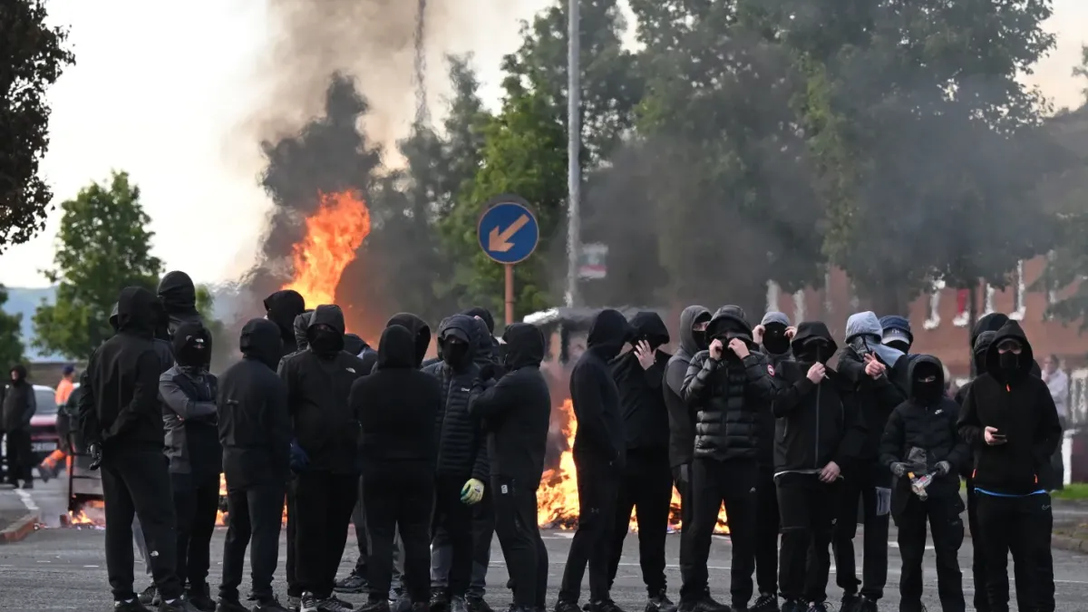 Белфаст отново ще пламне - Стармър заплаши протестиращите