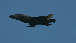 САЩ нанасят нови удари срещу Иран, съобщава се и за морски боеве