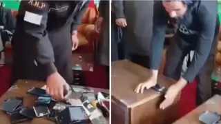 Членове на талибаните счупиха смартфоните си в знак на лоялност към лидера