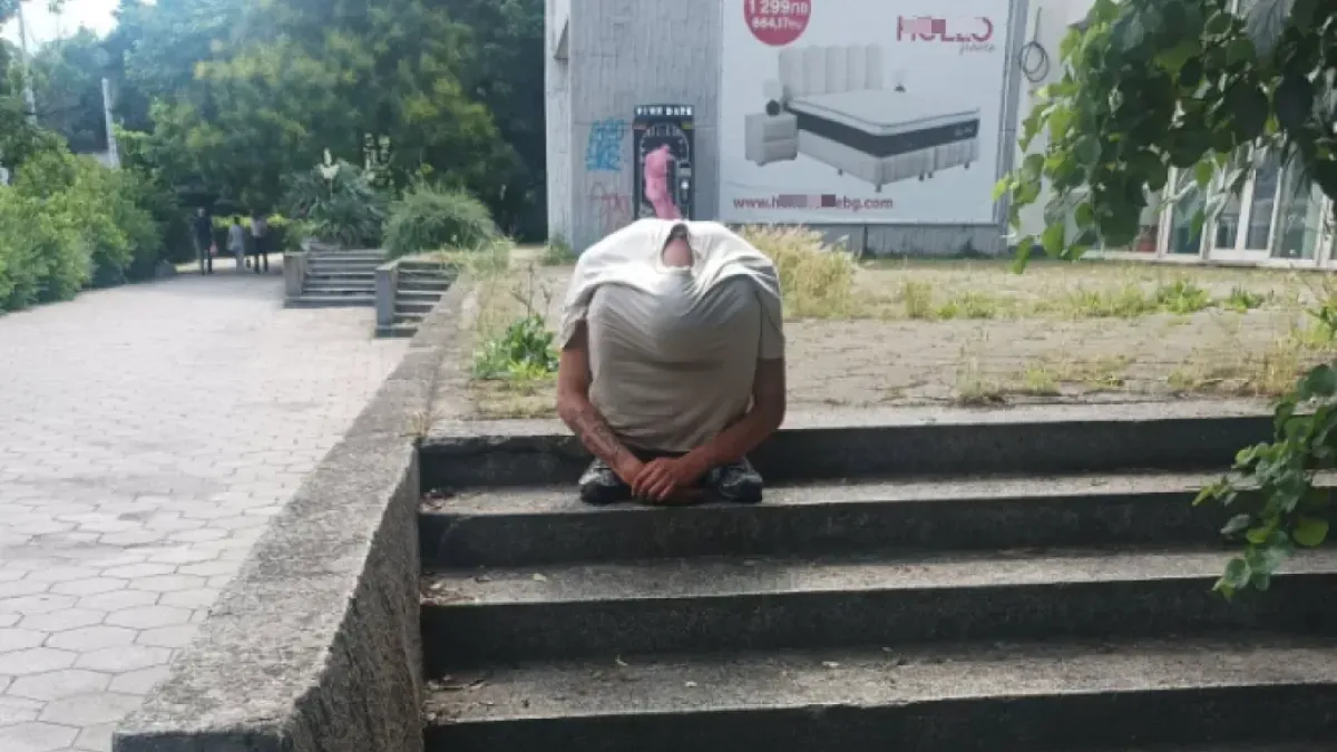 Тревожна гледка в центъра на Пловдив: Мъж с глава в тениската озадачи минувачите