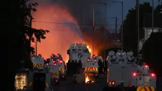 Нова безсънна нощ в Белфаст: Пламна министерски автомобил, хвърчат тухли и бутилки по полицията