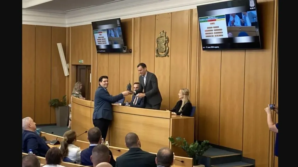Подариха на Терзиев макет на Паметника на съветската армия: Това е правилният размер