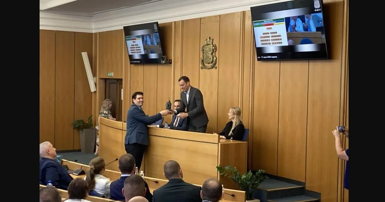 Подариха на Терзиев макет на Паметника на съветската армия: Това е правилният размер