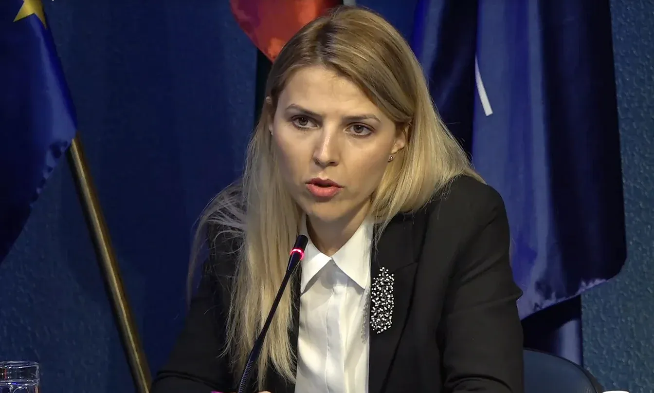 Външният министър отговори на най-задаваните въпроси за оръжието за Украйна и английския на Силяновска в София