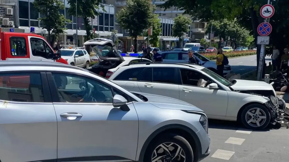 Дете плаче в смачкана кола, шофьори във Варна му свирят