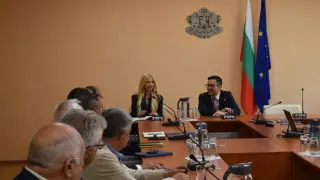 Вицепремиерът и икономически министър Пулев проведе среща с представители на Сдружение „Българска отбранителна индустрия“