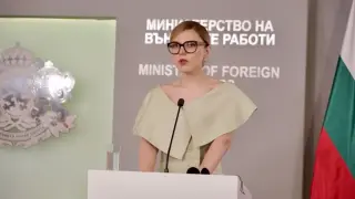 Голото рамо на външната ни министърка на среща с Хакан Фидан предизвика дебат в мрежата