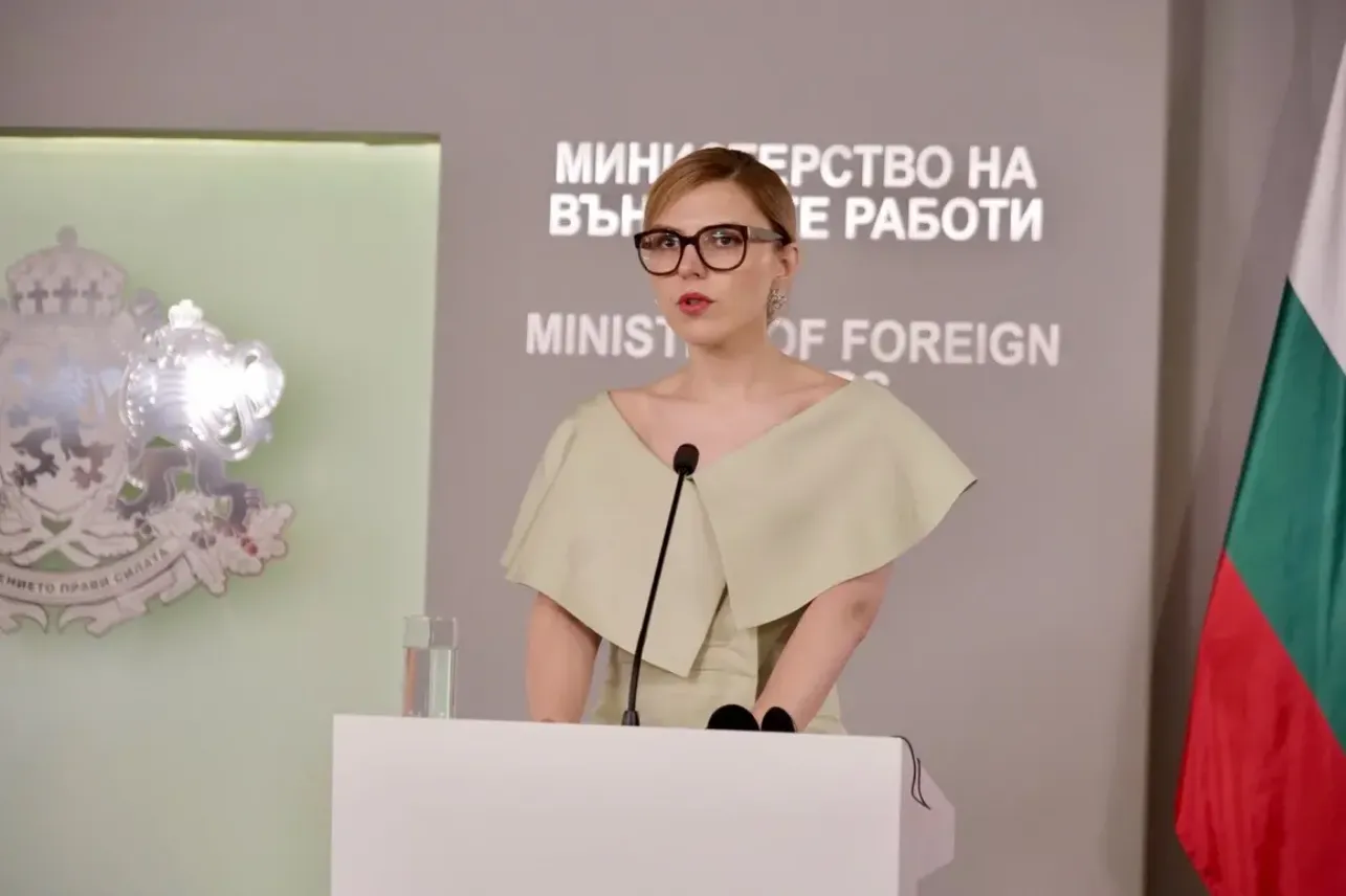 Голото рамо на външната ни министърка на среща с Хакан Фидан предизвика дебат в мрежата