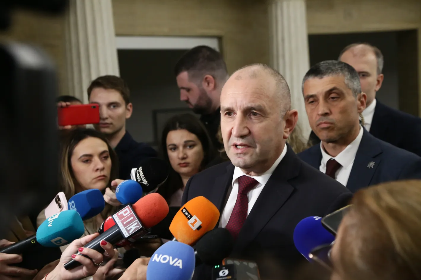 Радев с голяма новина за "Боташ" и US самолетите на летище "Васил Левски"