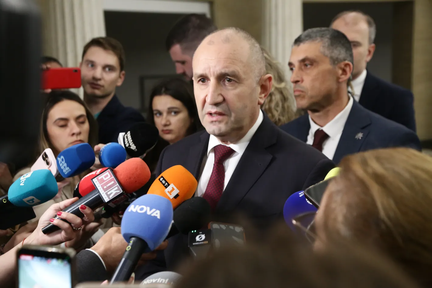 Радев от Брюксел: Това означава ние да се простреляме в крака