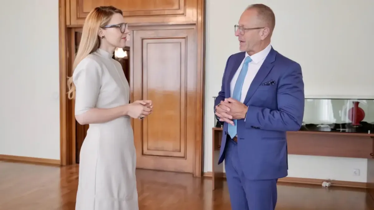 Министър Петрова скри голото рамо. И отново впечатли с визия на нова официална среща Снимки